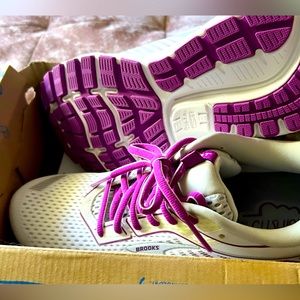 NEW Brooks Ghost 12 Running Shoe - Women's size 9.5